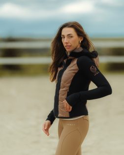 Jazdecká hybridná bunda čierno-hnedá – modelka v pohybe